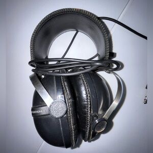 Black Over-Ear Headphones pioneer w/ leather box. Old school dj head phones